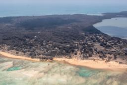 <p>　火山灰に覆われたトンガ・ノムカ島＝１７日（ニュージーランド軍提供・ゲッティ＝共同）</p>