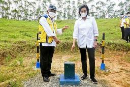 <p>　インドネシア・カリマンタン島東カリマンタン州にある新首都の建設予定地を訪れた閣僚ら＝６日（インドネシア財務省提供・共同）</p>