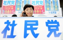 　ラジオ局のインタビューに答える社民党の福島党首＝１１日午前０時２６分、東京都千代田区