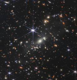 　ジェームズ・ウェッブ宇宙望遠鏡が撮影した銀河団「ＳＭＡＣＳ０７２３」（ＮＡＳＡなど提供・共同）