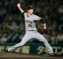 　プロ初完封で９勝目を挙げた巨人・戸郷＝甲子園