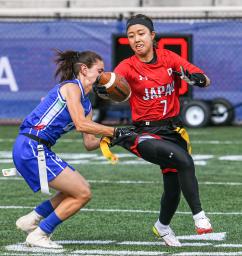 　ワールドゲームズのフラッグフットボール女子のイタリア戦でプレーする近江佑璃夏（右）＝１１日、バーミングハム（大会組織委提供・共同）