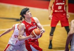 　シリア戦で攻め込む日本の渡辺＝ジャカルタ（国際バスケットボール連盟提供・共同）