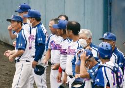 　「全国５００歳野球大会」に参加した選手ら＝１６日午前、秋田県大仙市