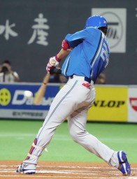 　６回日本ハム１死二塁、野村が中越えに決勝打となる適時二塁打を放つ＝札幌ドーム