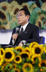 　日本青年会議所の中島土会頭と対談する岸田首相＝１６日午後、横浜市