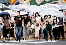 　マスクを着用して東京・渋谷のスクランブル交差点を歩く人たち。１日当たりの新型コロナウイルス感染者数が過去最多を更新した＝１６日午後