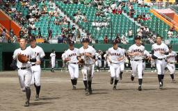 　沖縄尚学を破り夏の甲子園大会出場を決め、観客席に向かって走る興南ナイン＝１７日、沖縄セルラースタジアム那覇