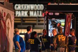 　１７日、米インディアナ州で、銃撃事件が起きたショッピングモールに集まった捜査当局者ら（Ｋｅｌｌｙ　Ｗｉｌｋｉｎｓｏｎ／Ｔｈｅ　Ｉｎｄｉａｎａｐｏｌｉｓ　Ｓｔａｒ提供、ＡＰ＝共同）