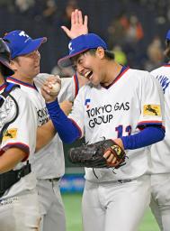 　ＪＲ東海戦に完封勝利し、チームメートに祝福される東京ガス・益田（右）＝東京ドーム