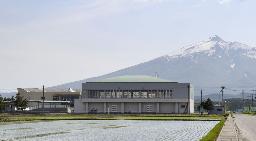 　廃校になった小学校＝５月、青森県鶴田町