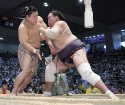 　照ノ富士（右）が押し出しで若隆景を下す＝ドルフィンズアリーナ