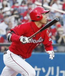 　１回広島無死一、三塁、秋山が右越えに先制３ランを放つ＝神宮