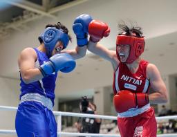 　女子フェザー級決勝　吉沢颯希（左）に判定勝ちして優勝した入江聖奈＝墨田区総合体育館