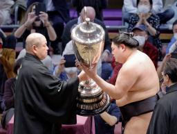 　大相撲九州場所で初優勝を果たし、日本相撲協会の八角理事長（左）から賜杯を受け取る阿炎＝福岡国際センター