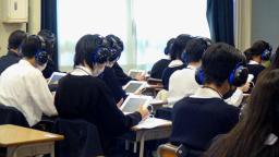 　東京都が実施した英語のスピーキングテストを受ける中学３年の生徒たち＝２７日、東京都内（都教育委員会提供）