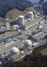　関西電力高浜原発。奥右から１号機、２号機、手前右から３号機、４号機＝福井県高浜町