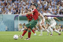 　ポルトガル―ウルグアイ　試合終了間際、ＰＫを決めるポルトガルのフェルナンデス＝ルサイル（共同）