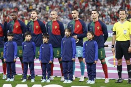 　ウルグアイ戦を前に、ポルトガルのロナルド（右から２人目）らと整列するドーハ日本人学校の児童ら＝２８日、ルサイル（共同）