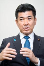 　インタビューに答える立憲民主党の泉代表