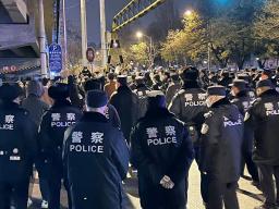 　北京市中心部で中国の厳格な新型コロナ対策に抗議する市民を警戒する大量の警官ら＝２８日未明（共同）