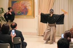 　２９日、ベトナムの首都ハノイで狂言を披露する小笠原由祠さん（右）（共同）