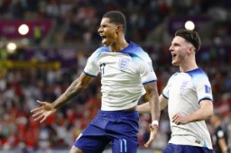 　ウェールズ―イングランド　後半、先制ＦＫを決め、喜ぶイングランドのラッシュフォード（１１）＝アルラヤン（共同）