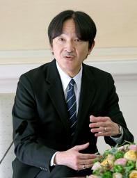 　５７歳の誕生日を前に記者会見される秋篠宮さま＝２５日、東京・赤坂御用地の赤坂東邸（代表撮影）