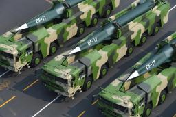 　中国建国７０年の軍事パレードに登場した「東風１７」＝２０１９年１０月、北京（新華社＝共同）