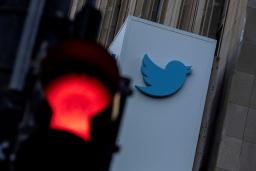 　ツイッター本社に掲げられた同社のロゴ＝１８日、米サンフランシスコ（ロイター＝共同）