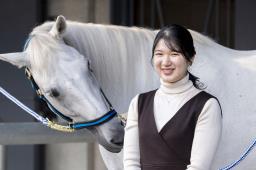 　２１歳の誕生日を迎えられる天皇、皇后両陛下の長女愛子さま＝１１月２１日、宮内庁車馬課主馬班の厩舎（宮内庁提供）