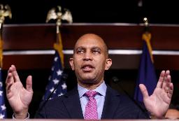 　１１月２日、米ワシントンで記者会見する民主党のジェフリーズ下院議員（ロイター＝共同）