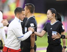 　ベルギー―モロッコ戦前にベルギーのＥ・アザール（左）と握手する第４の審判員の山下良美さん＝１１月２７日、ドーハ（ゲッティ＝共同）