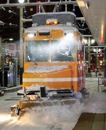 　雪をはじき飛ばして除雪作業を進める「ササラ電車」＝２日午前４時４３分、札幌市
