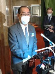 　記者会見する松本総務相＝２日午前、国会