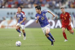 　日本―スペイン　前半、攻め込む鎌田＝ドーハ（共同）