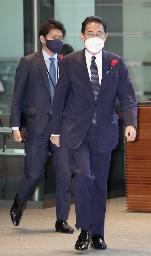　首相官邸に入る岸田首相（手前）と長男翔太郎氏＝１０月４日