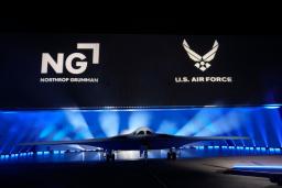 　２日、米カリフォルニア州パームデールで公開された新型戦略爆撃機Ｂ２１（ＡＰ＝共同）
