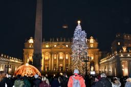 　バチカンのサンピエトロ広場に設置されたクリスマスツリー。背後にはサンピエトロ大聖堂が見える＝３日（共同）