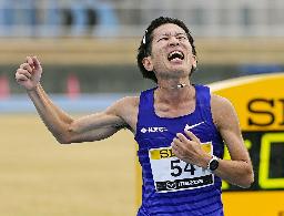 　１位でゴールする中村祐紀。ＭＧＣ出場権を獲得した＝キリンレモンスタジアム陸上競技場