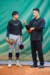 　野球教室で参加者に助言を送る楽天の田中将（右）＝４日、東京都新宿区