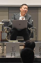 　明治大で講演する中国民主化運動の元学生リーダー・王丹氏＝４日午後、東京都千代田区