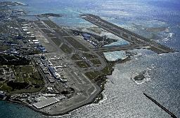 　那覇空港。右端は第２滑走路（共同通信社機から）