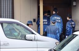 　「神真都Ｑ会」本部の家宅捜索に入る静岡県警の捜査員＝５日午前、静岡県袋井市