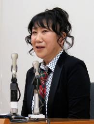 　記者会見する室井滋さん＝５日、富山県庁