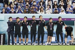 　日本―クロアチア　ＰＫ戦を見守る森保監督（左端）ら＝アルワクラ（共同）