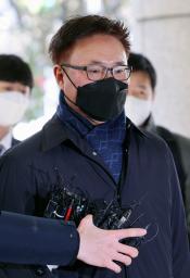 　逮捕状発付の審査のため、裁判所に出頭した前ソウル警察庁公共安寧情報外事部長、パク・ソンミン容疑者＝５日、ソウル（聯合＝共同）