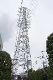 　東京都内の送電線と鉄塔
