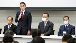 　２０２５年大阪・関西万博の超党派議員連盟の会合であいさつする岸田首相（左から２人目）。左端は自民党の二階元幹事長、右端は松井一郎大阪市長＝７日午後、国会