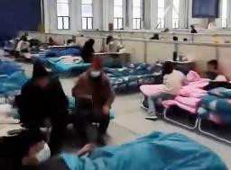　１１月２９日、中国の動画投稿アプリ「抖音」に投稿された、倉庫のような場所にベッドが等間隔に並べられた集団隔離用とみられる施設の様子（日本ウイグル協会提供）